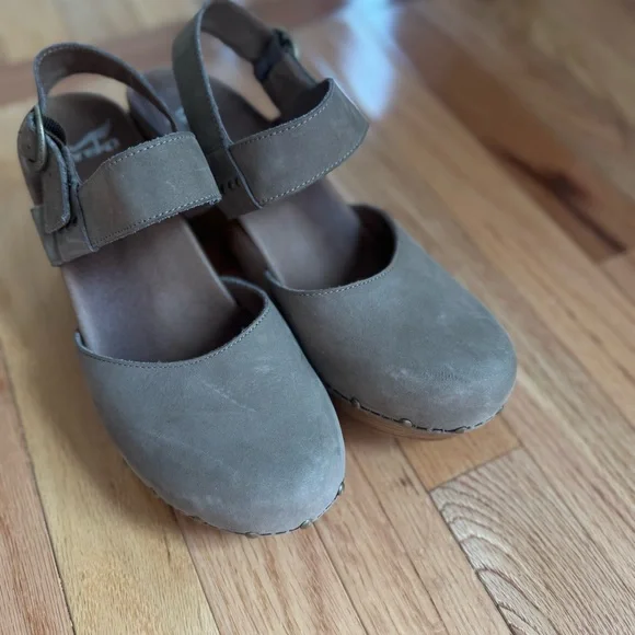 Dansko Mary Jane Clog Heels Size 40 Taupe Nubuck Leather Comfort Shoes - Picture 4 of 6
